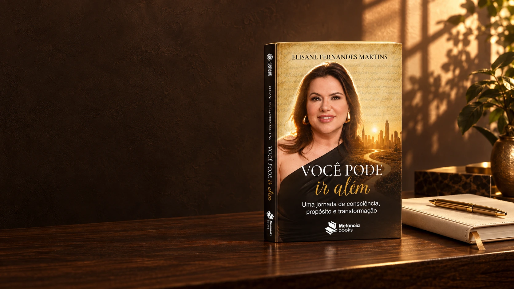 Livro Você pode ir além apoiado sobre uma mesa de madeira, em uma composição com caderno e luz dourada.